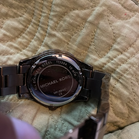 Michael Kors: Stainless Steel Metallic Brown Watch with Crystal Crusted Face - Picture 3 of 3